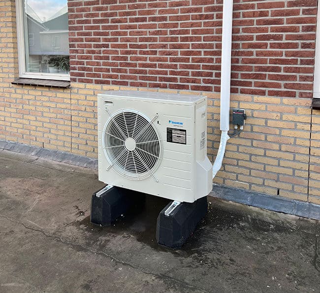 Airco buitenunit door installatiebedrijf in Gieten