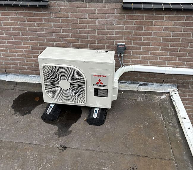 Buitenunit Mitsubishi airconditioning op dak