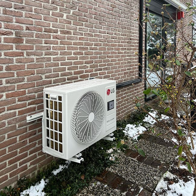 Buitenunit warmtepomp door installatiebedrijf in Assen