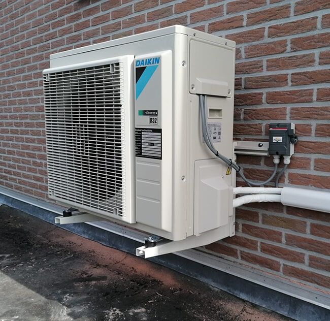 Daikin buitenunit aan muur van lucht-lucht warmtepomp