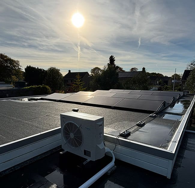 Energiezuinige buitenunit airconditioning op dak