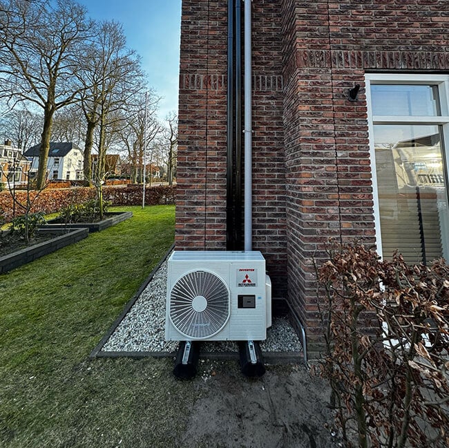 Mitsubishi buitenunit airco door installatiebedrijf in Hoogezand