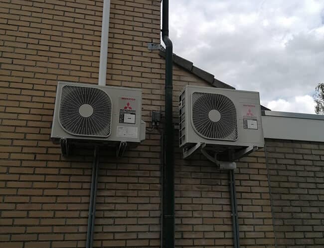 Muur met twee Mitsubishi buitenunits airco Assen