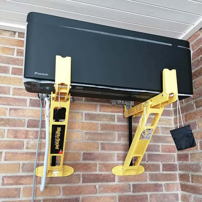 Onderhoud aan zwarte Daikin airco in Drenthe