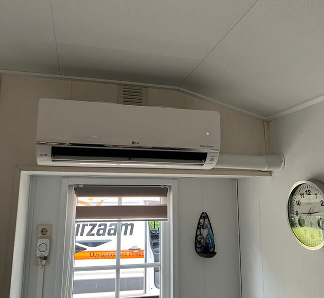 Raam met bus en witte airco Roden