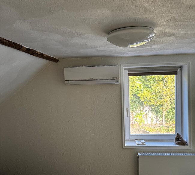 Witte split airco met jaarlijks onderhoud