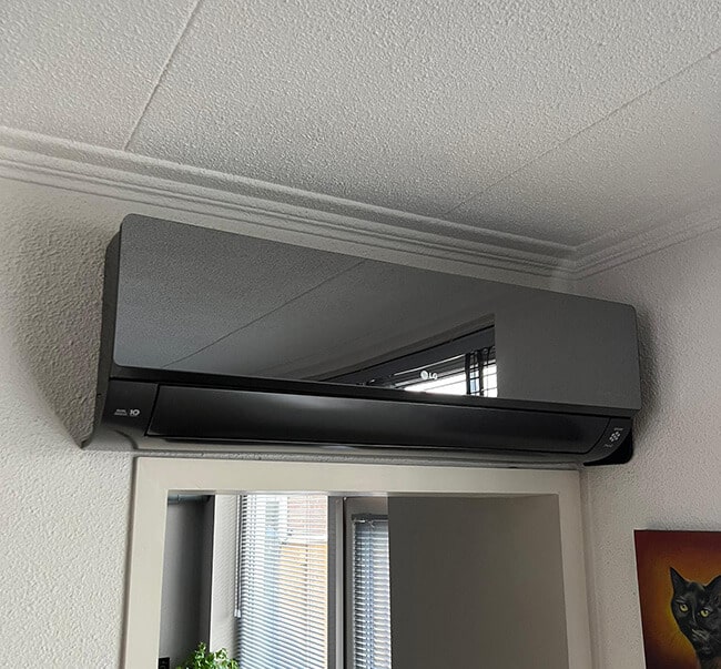 Zwarte airconditioning installatie op muur ZPN