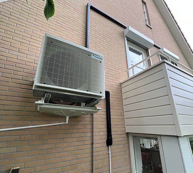 Airconditioning buitenunit aan muur