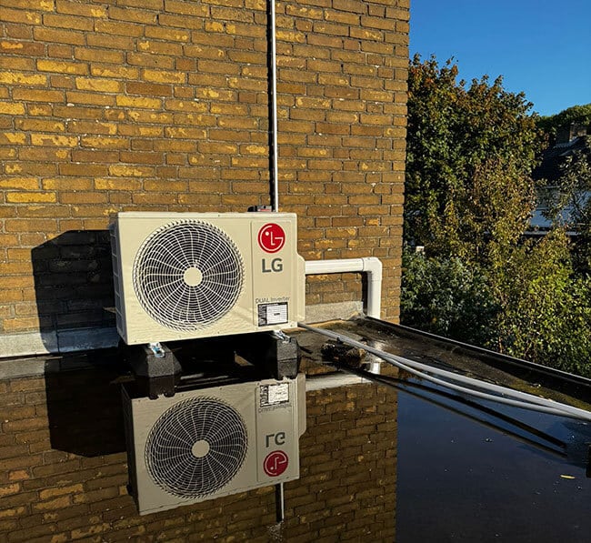 Buitenunit aan muur om duurzaam te verwarmen en verkoelen