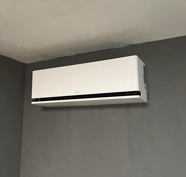 Witte duurzame airco installatie aan muur