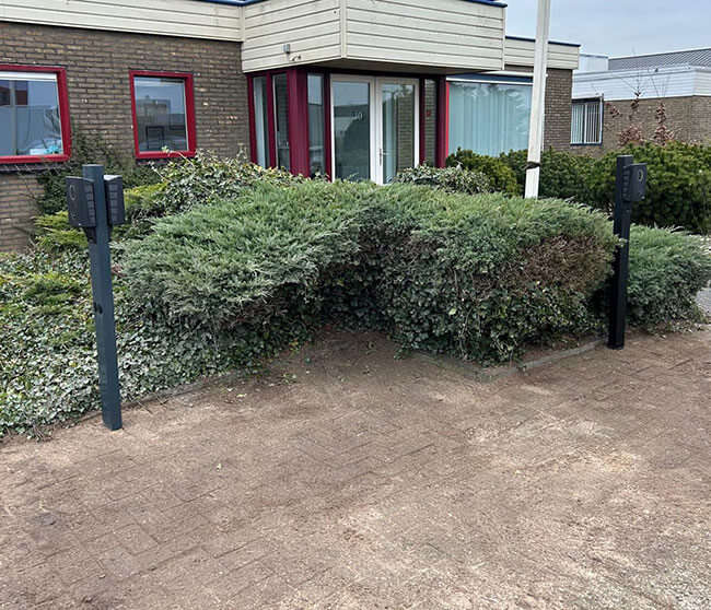 Grootzakelijke laadpalen op parkeerplaats