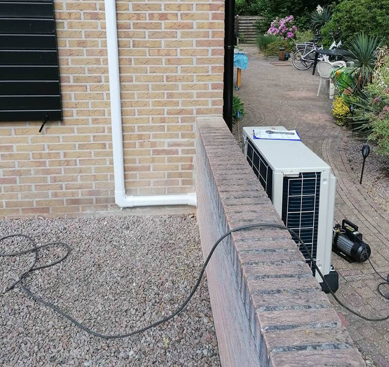 Installatie van warmtepomp in tuin