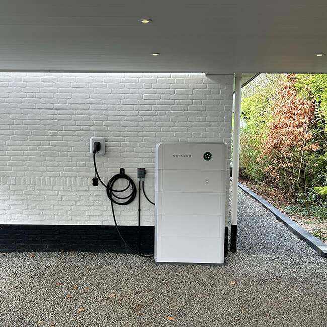 Thuisbatterij buiten onder overkapping door erkend installateur