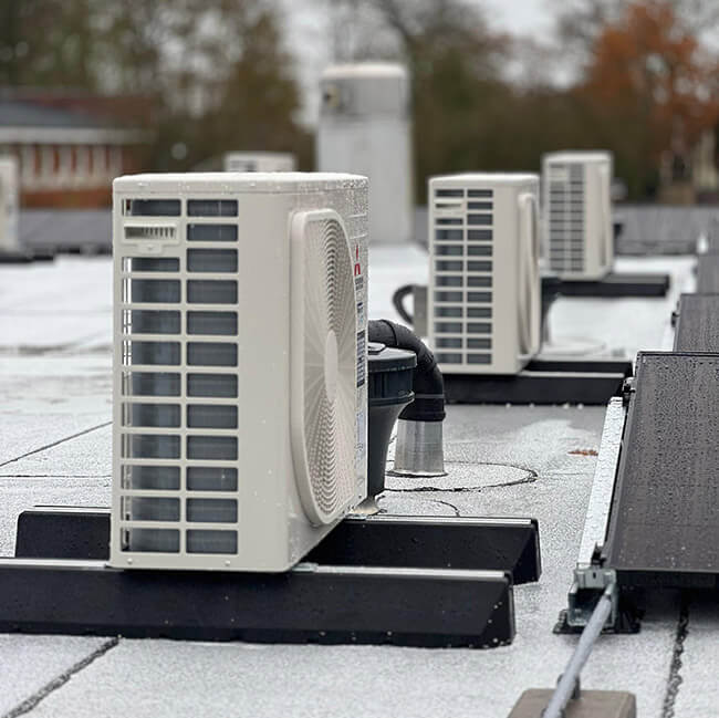 Airconditionings op dak van bedrijf buitenunit