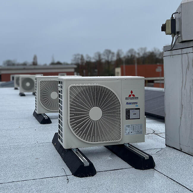 Buitenunit op dak zakelijke airco