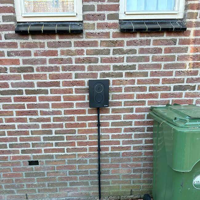Slimme laadpaal met muurbevestiging