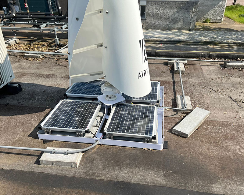 Windturbine met zonnepanelen in grondplaat