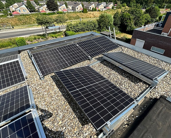 Plat dak met rendabele zonnepanelen Overijssel