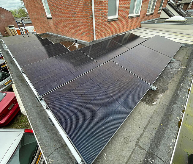 Plat dak met zonnepanelen systeem