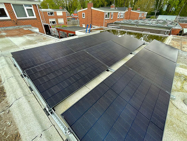 Platte daken met zonne-energie systemen