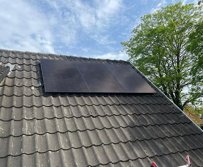 Schuin dak met zonnepanelen Nijverdal
