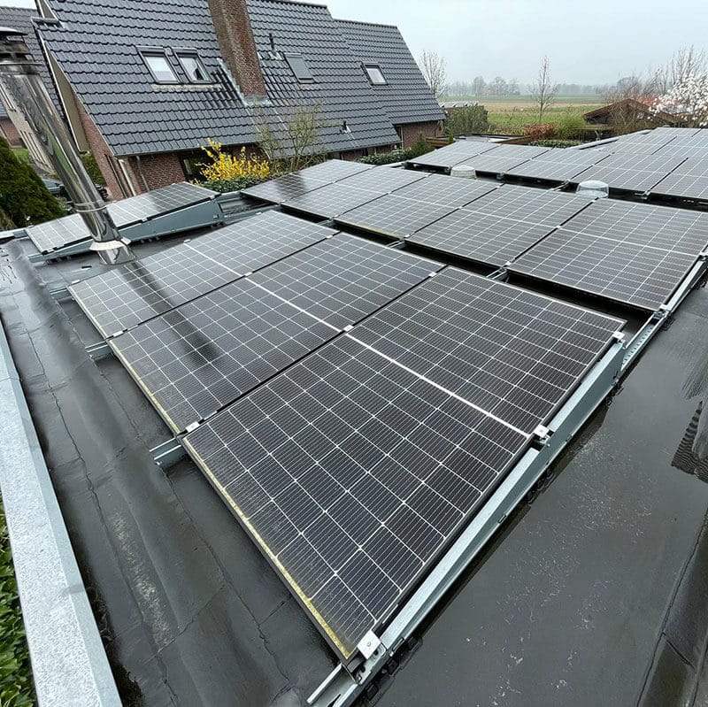 Zonnepanelen op plat dak in Deventer