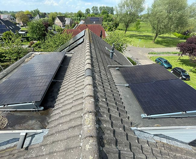 Zonnestroom systeem op twee dakkappellen