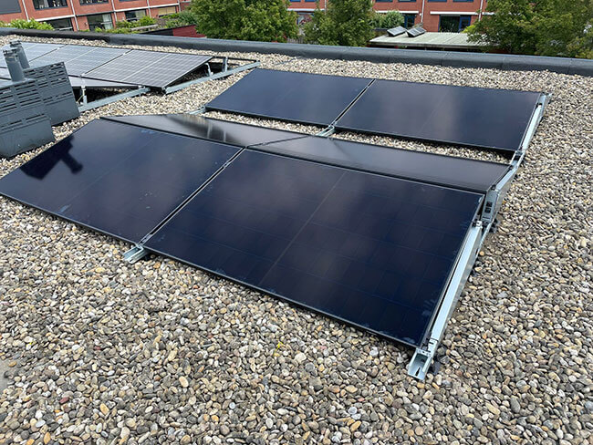 Zonne-energie systeem op plat dak door de regionale specialist