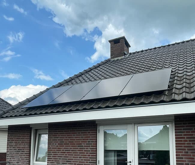 Zonnestroom systeem met 25 jaar garantie op moderne woning