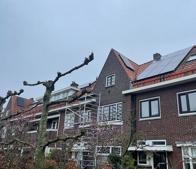 Zonnestroom systemen op daken rijtjeswoningen