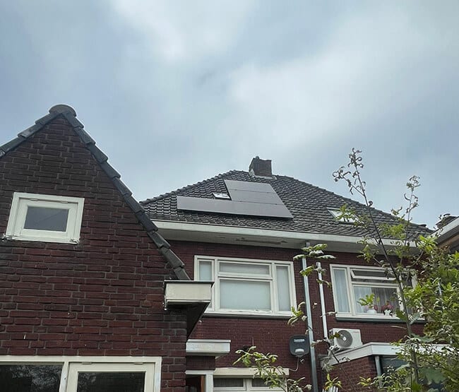 Zwarte zonnepanelen op twee onder een kap woning