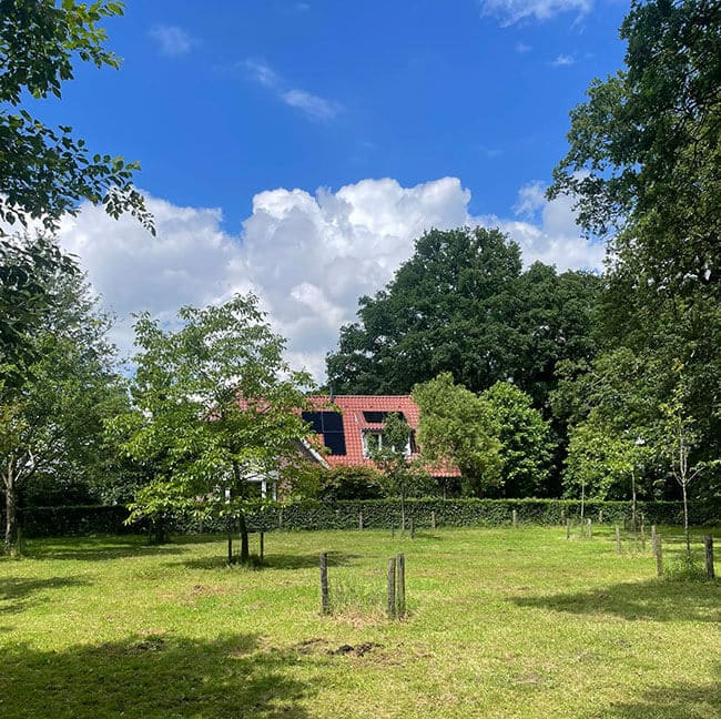 Groen met boerderij en zonnepanelen systeem