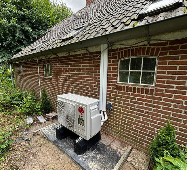 LG airco buitenunit op de grond