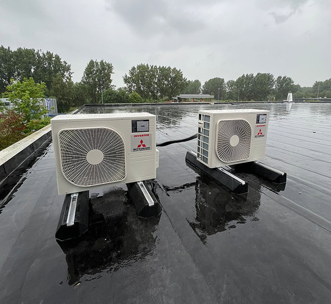 Mitsubishi airco buitenunit op dak