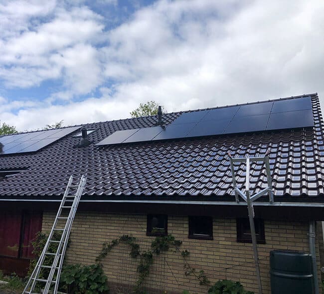 Schuin dak met zonnepanelen in Enschede