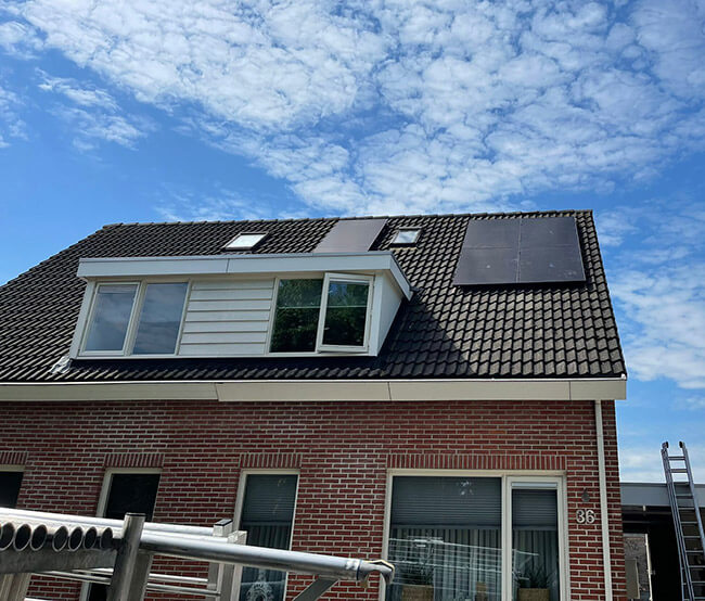 Twee onder een kap schuin dak zonnepanelen Workum