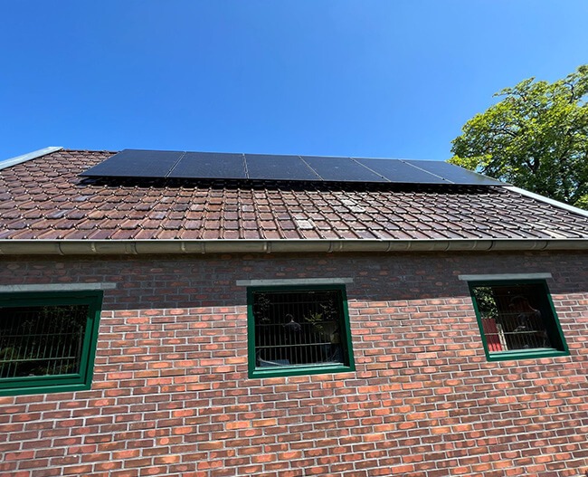 Zonnepanelen Buitenpost op schuin dak na gratis adviesrapport