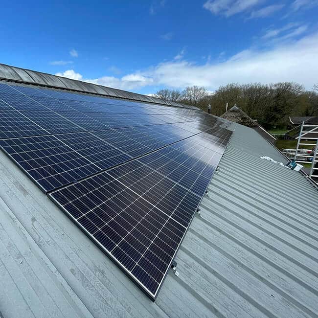 Zonnepanelen op dak van grote schuur in Joure