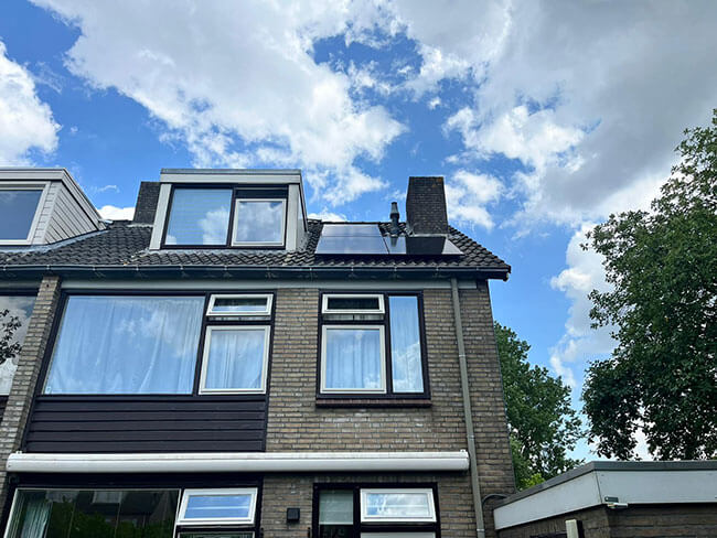 Zonnepanelen op schuin dak in Harlingen