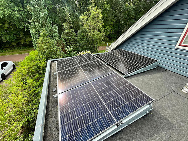 Zonnepanelen systeem op plat dak