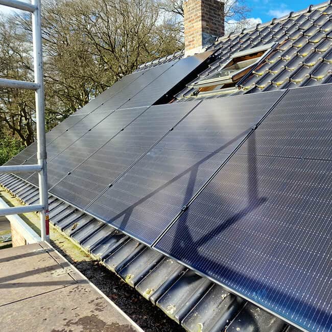 Zonnepanelen van beste merk op schuin dak