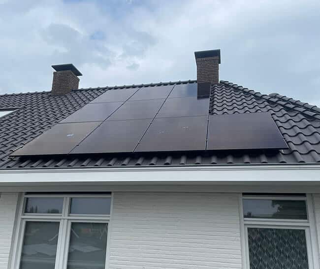 Zonnestroom systeem op dak met schoorsteen