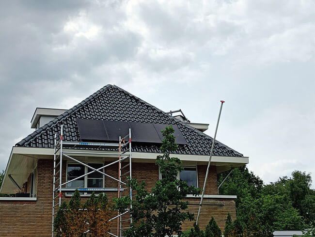 Zonnestroom systeem plaatsing op vrijstaande woning