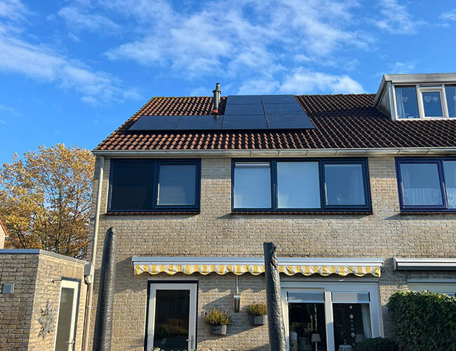 Compleet zonnepanelen systeem op hoekwoning
