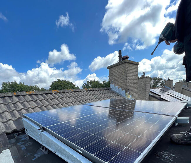 Dak met zonnepanelen door regionale zonne-energie specialist