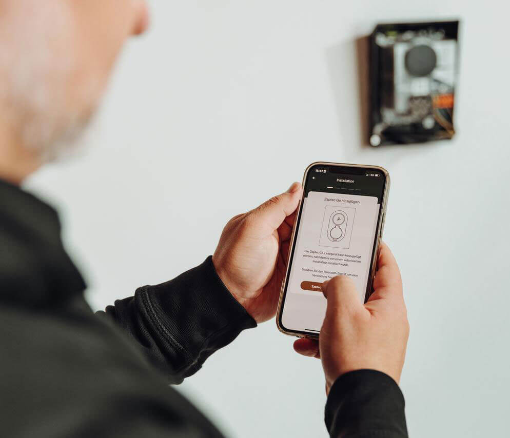 Laadpaal installateur installeert app