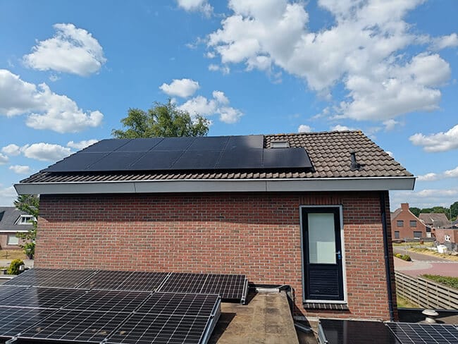 Schuin dak en plat dak van woning met zonnepanelen in Wolvega