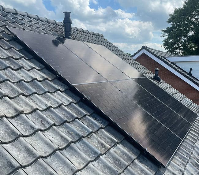 Schuin dak zonnepanelen met wolken