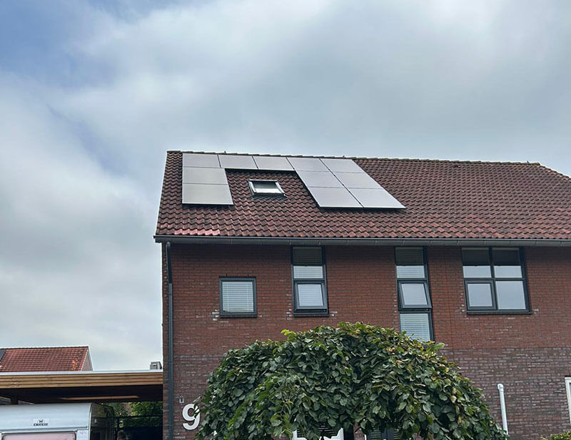 Twee onder een kap woning met zonnepanelen in Burgum