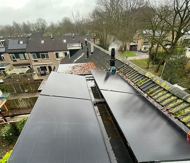 Zonne-energie systeem op plat dak in woonwijk